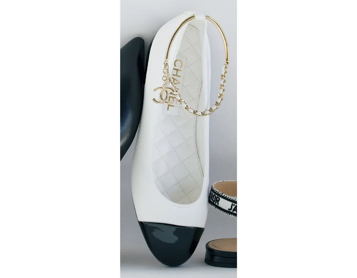 シャネルのフラットパンプス