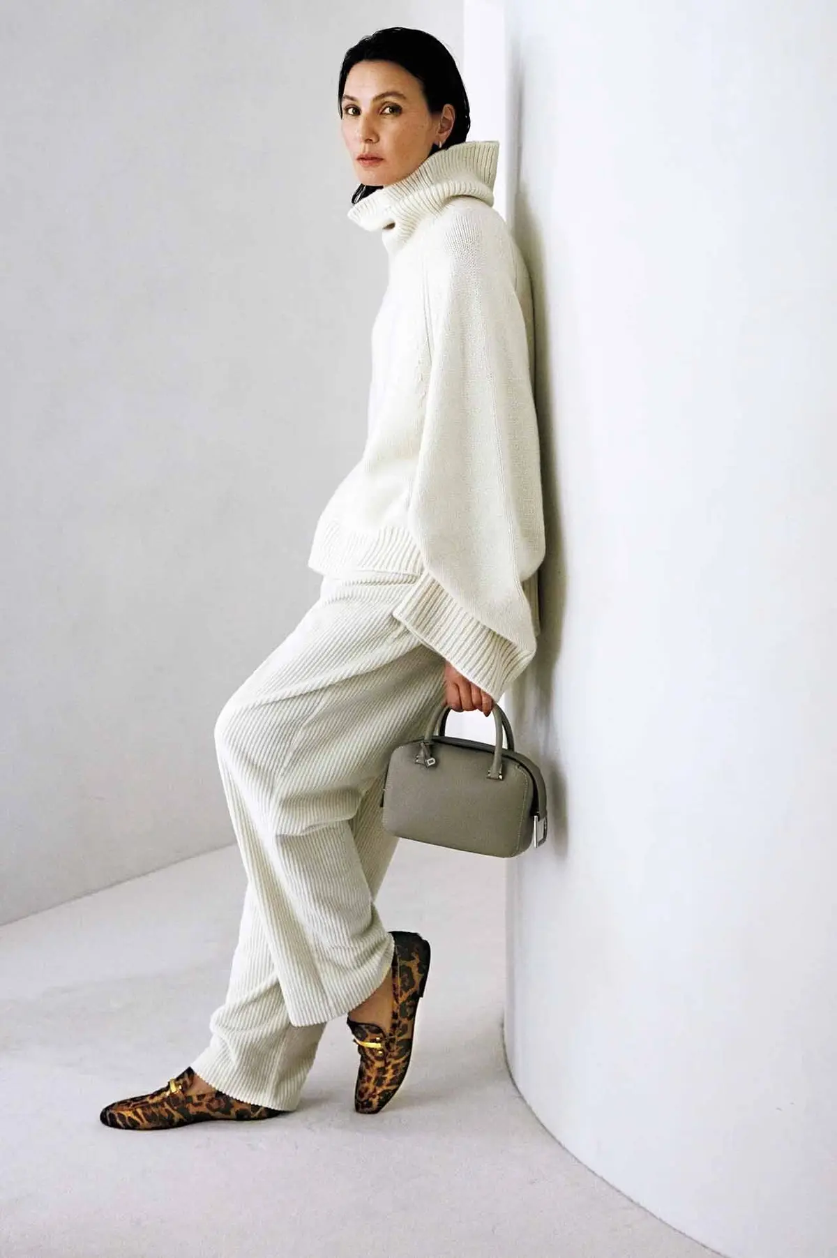 クリーンなホワイトスタイルの 足もとにレオパードを。 簡単にしゃれ見えするアプローチ