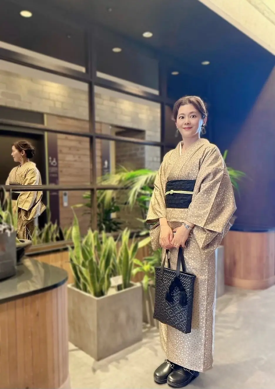 東京スカイツリーソラマチタウンのレストランフロアの通路で和服を着て写真に写る女性の画像