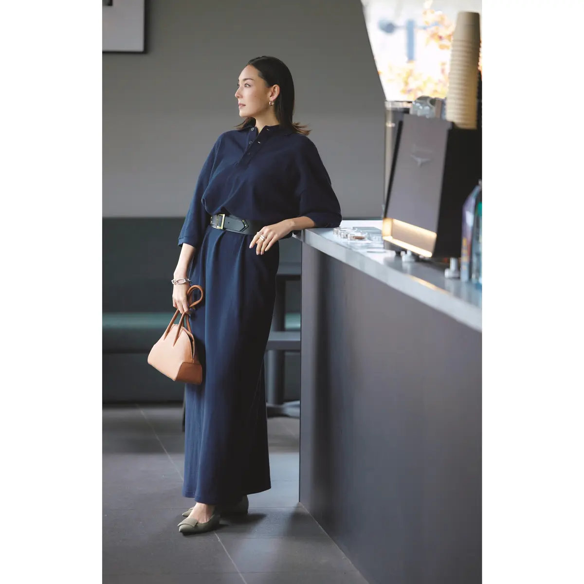 ネイビーポロワンピに黒ベルトをつけたコーディネート　モデル・LIZA