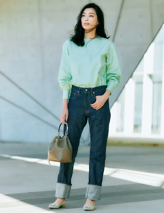 “きれいめブラウス×濃いめインディゴ”なら洗練された大人スタイル ブラミンク