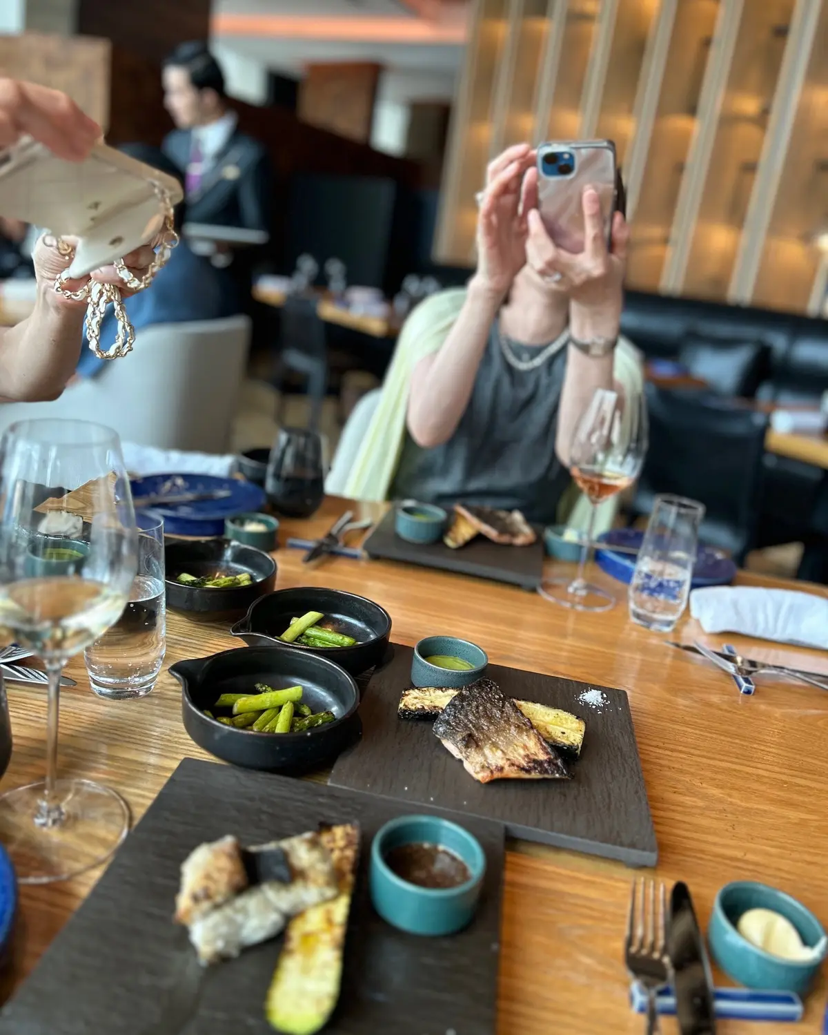 たまにはモードなワンピで！絶景ホテルでのの画像_11