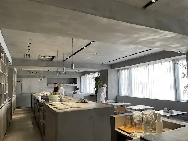 パティスリーアサコイワヤナギサロンドテの内観