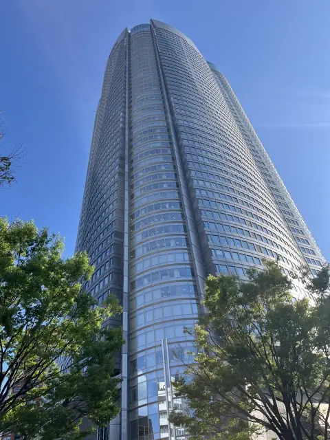 イエローを取り入れたジレコーデで娘とカフの画像_1