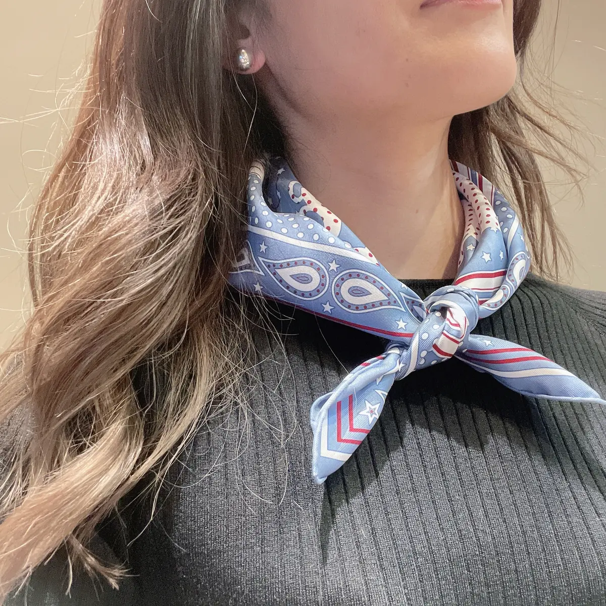 スカーフで首元を華やかに