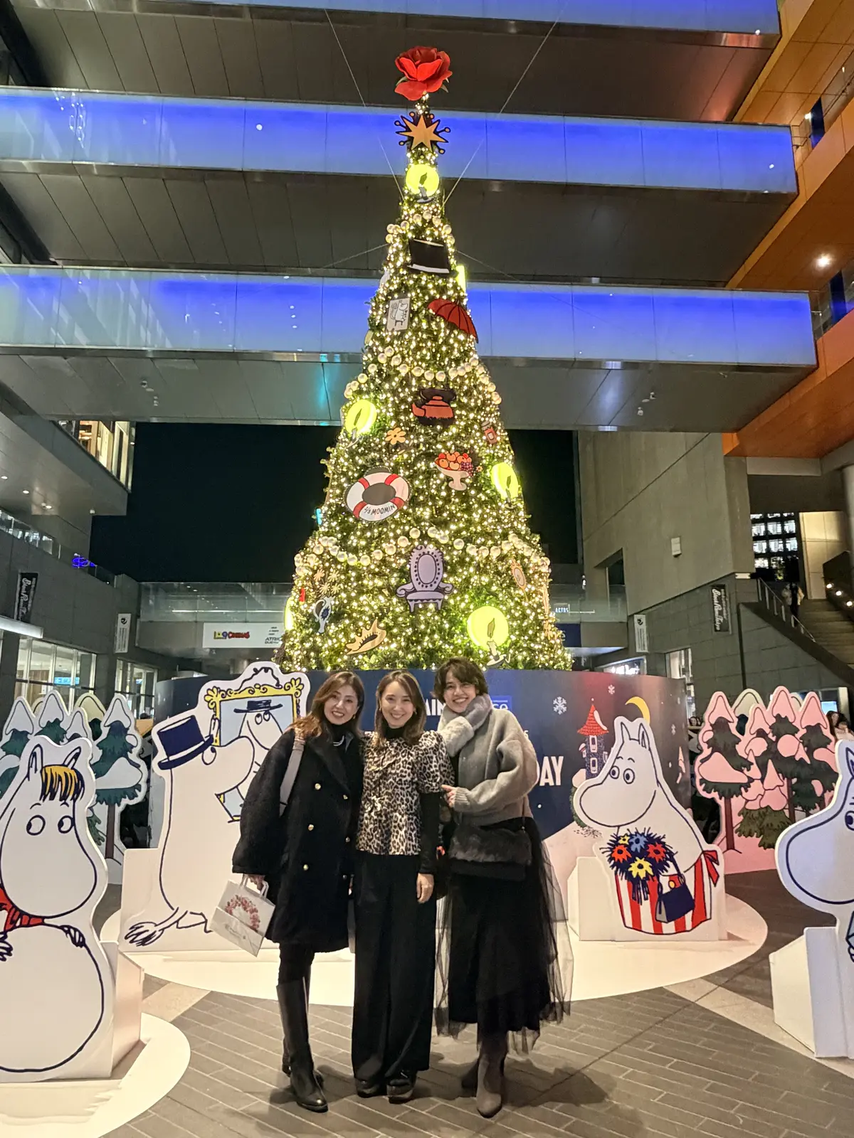 ブラックコーデのアクセントにデニムシャツの画像_6