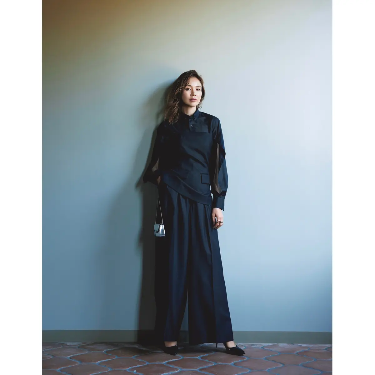 黒シアーシャツにビスチェを重ね、ワイドパンツを合わせたのオールブラックコーディネート　モデル・SHIHO