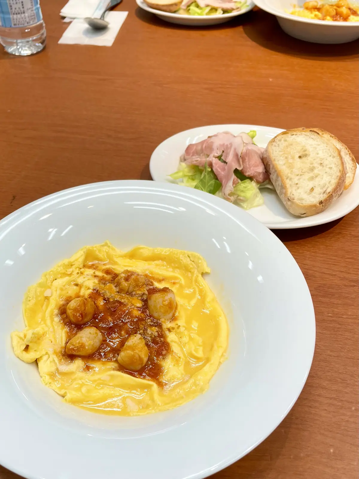 フリッタータ、イタリア風オムレツ、とろとろ卵、マリナーラソース、パルメジャーノ、パルメジャーノ・レッジャーノ、カレーパウダー、サラダ、ライムドレッシング、ローストポーク、ライ麦パン、トースト、オリーブオイル、岩塩、レタス、バジル、イタリアン、前菜、卵料理、オムレツ、ホタテ、貝柱、トマトソース、ミートソース、カレー風味、