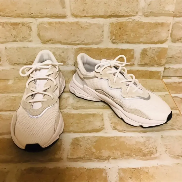 adidas スニーカー