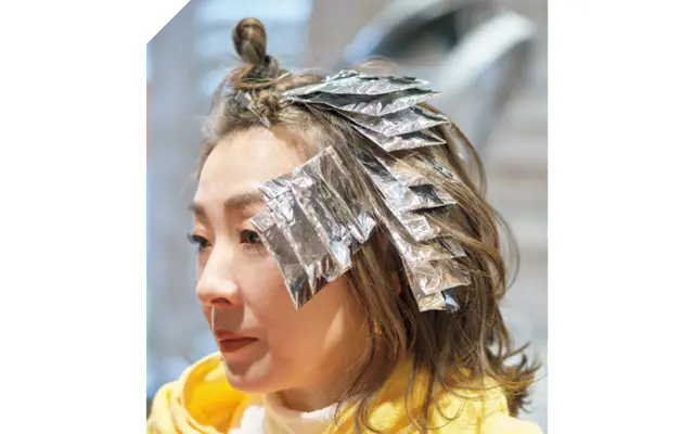 顔まわり、表面を中心に、平均70カ所にハイライトを。 その後、全体にベージュカラーを重ね、地毛とハイライトをさらになじませる。