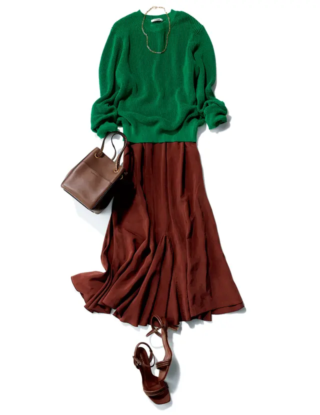アーシーブラウンのスカート×鮮やかなグリーンのニット