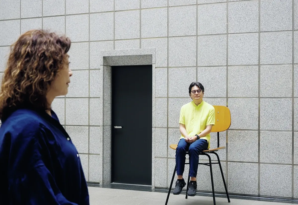 山本容子さんと椅子に座る穂村弘さん