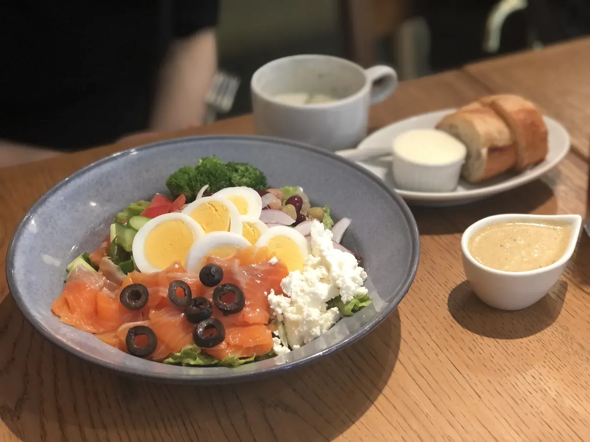 サーモンサラダ。サラダボウル。ランチ。恵比寿。ごぼう。ポタージュ。自家製バター。フランスパン。The Latria Table HEARTH。 ハース。恵比寿。ハース恵比寿店。