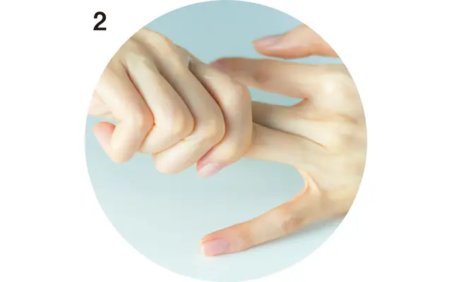 指を1本ずつ引っぱる