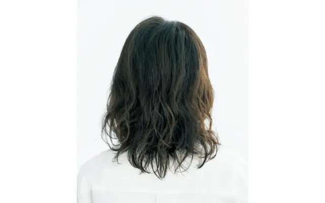 うねりグセを生かして、抜け感のあるウェーブヘアに