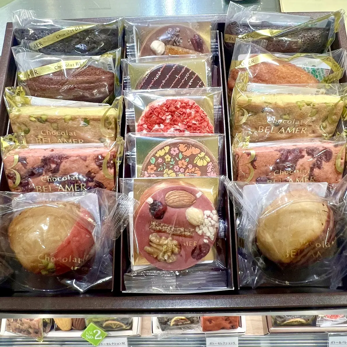 チョコレートショップ「ベルアメール」のチョコレートと焼き菓子の詰め合わせ