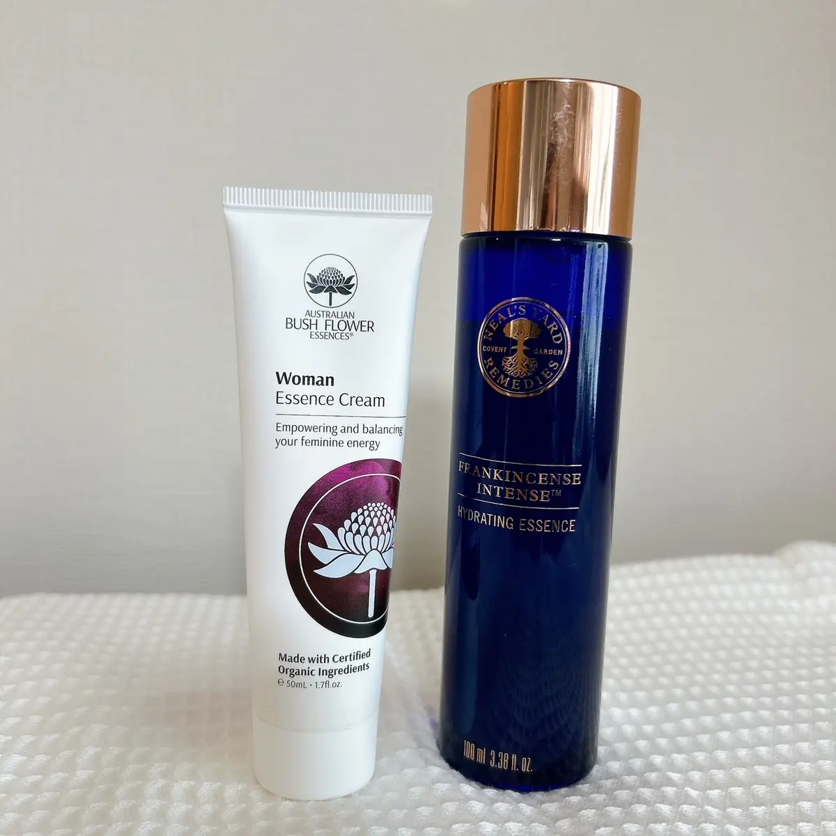 写真右フランキンセンス インテンス ハイドレイティングエッセンス￥9,570、写真左 ニールズヤードのクリーム