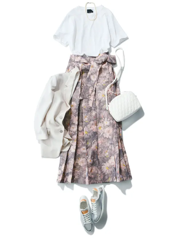 華やかなプリーツスカートとシルバースニーカーのコーデ