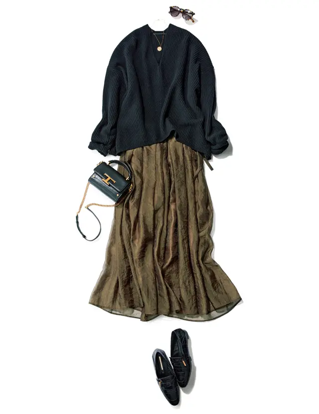 ニットと光沢スカートの辛口カラーのコーデ
