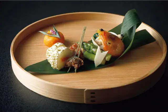 前菜盛りは、有明海産の食材と地元野菜を用いて新緑の川下りをイメージ。