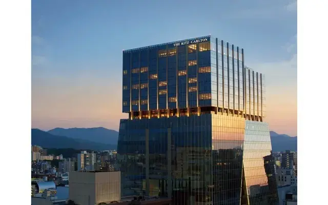 落ち着いたロビーラウンジも“織る”コンセプトを表現したデザイン