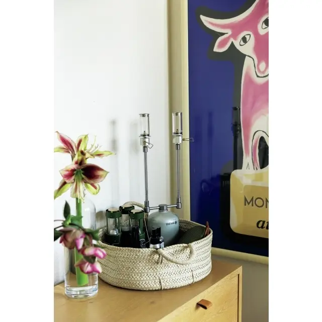 シボネで購入したレザーバッグをテラスで使うランプ入れに