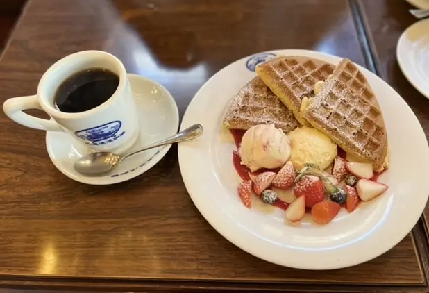 コーヒーといちごワッフル