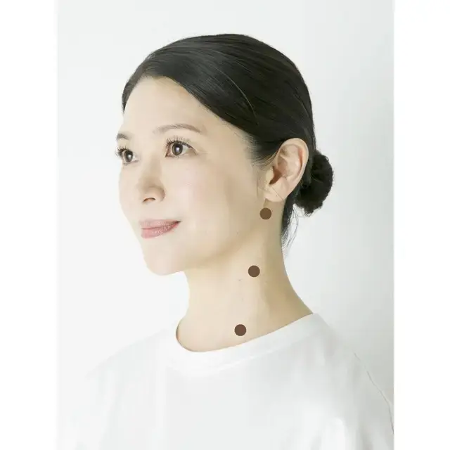 この3カ所を上から下へさする