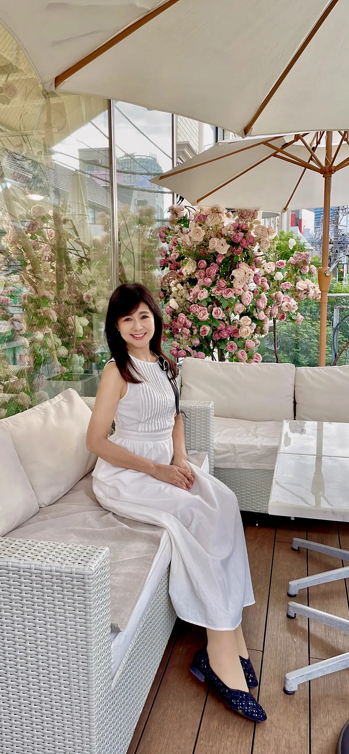 外観、パラソル、薔薇の装飾、バラ、バラの世界、薔薇の世界、籐ソファ、籐ソファー、ソファ、ソファー、テラスソファー、黒ヒール、フラットシューズ、ローヒール、黒ローヒール、パンプス、黒パンプス、ビジュー付きパンプス、キラキラ、ビジュー付きシューズ、ビジュー付きヒール、ビジュー付きローヒール、白、白ワンピース、ホワイト、ホワイトワンピース、ノースリーブ、ワンピ、白ワンピ、ノースリーブワンピース、ノースリーブワンピ、秋、秋服コーデ、秋コーデ、残暑コーデ、着回し、夏コーデ、夏ワンピース、夏ワンピ、秋ワンピース、秋ワンピ、夏服コーデ、リボン、黒リボン、ビジュー付きリボン、ブローチ、バレッタ、2way、2Way、Ribbon accessories、Bijou Irise 、shoes、ワンピース、SHEIN、Rose Halloween Afternoon Tea、表参道、オートクチュールカフェ、HAUTE COUTURE CAFE、 Haute Couture Cafe、 期間限定、ローズハロウィンアフタヌーンティー、ピンクハロウィン、テラス席、ウェイティングシート、