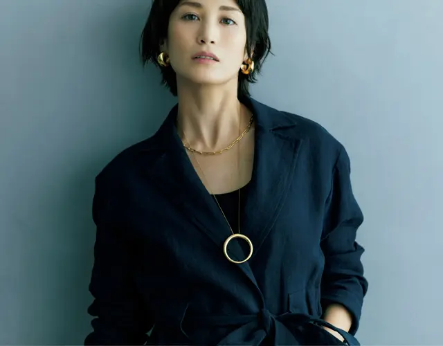 大ぶりアクセサリーでツヤ足し