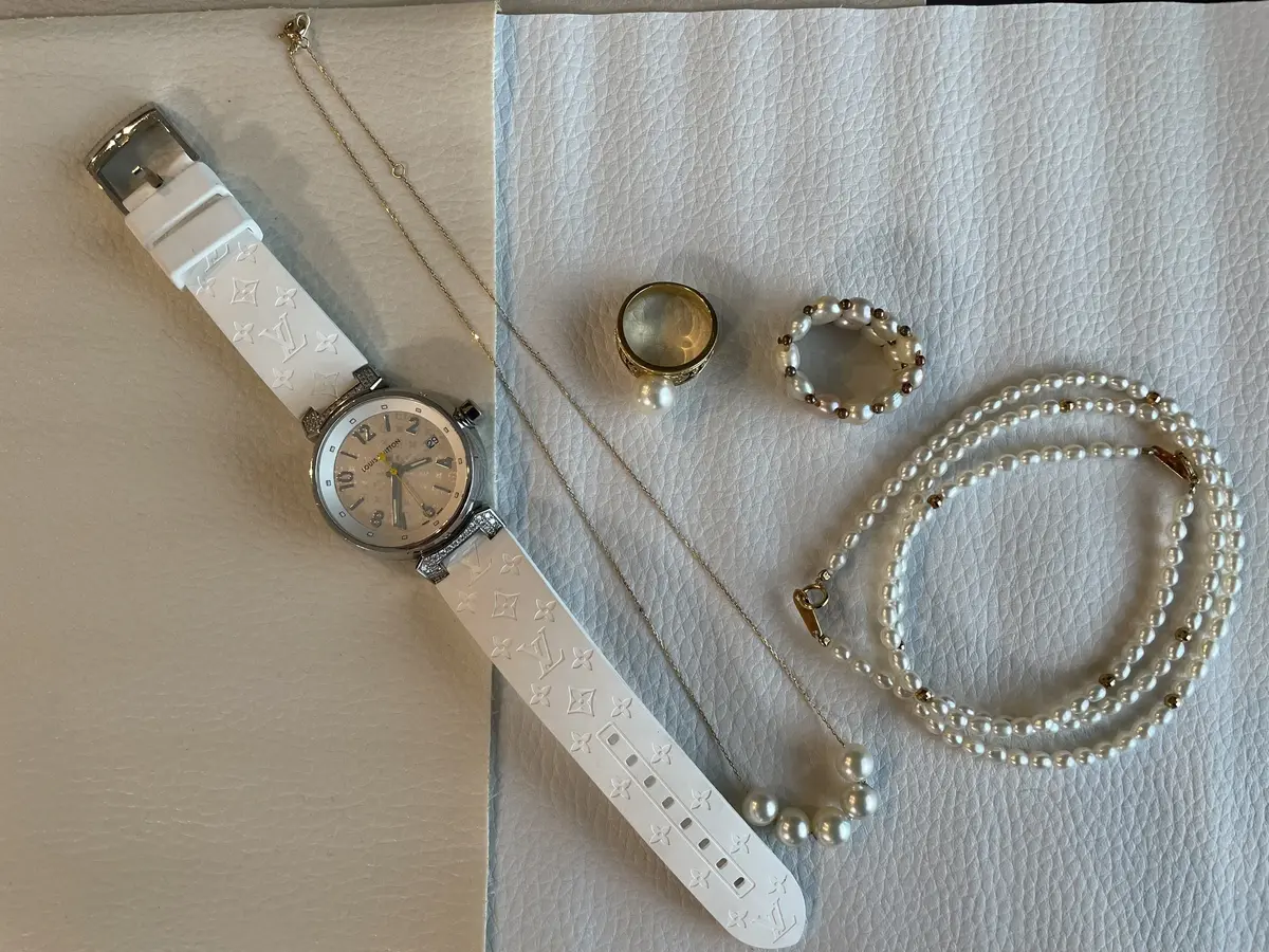 腕時計、パールネックレス、パールリング、パールブレスレット