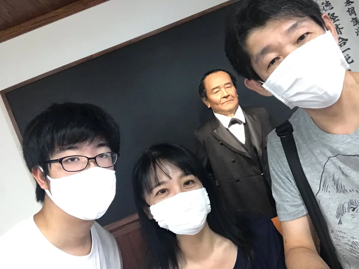 渋沢栄一アンドロイドと記念撮影／渋沢栄一記念館