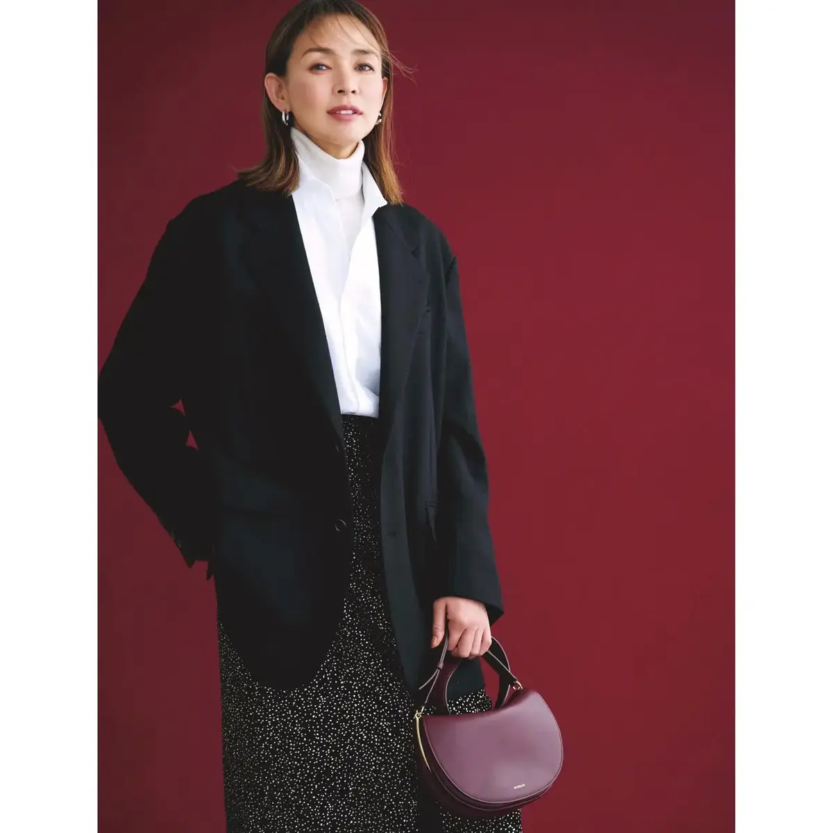 冬のジャケットスタイルは、シャツ×タートルで知的さを保ちながら防寒を実現。気温9℃