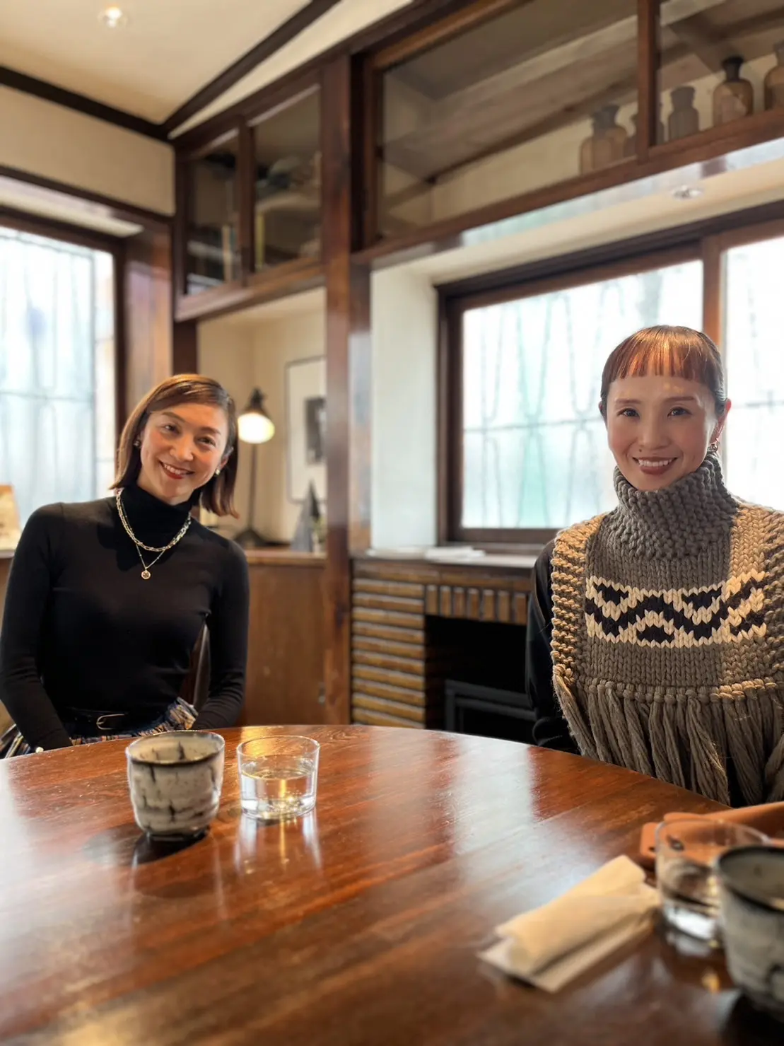 KON店内　華組の華菜子さん　暖炉