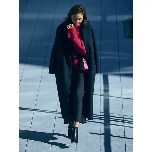 鮮明な存在感をまとう 甘くないピンクのたしなみ方