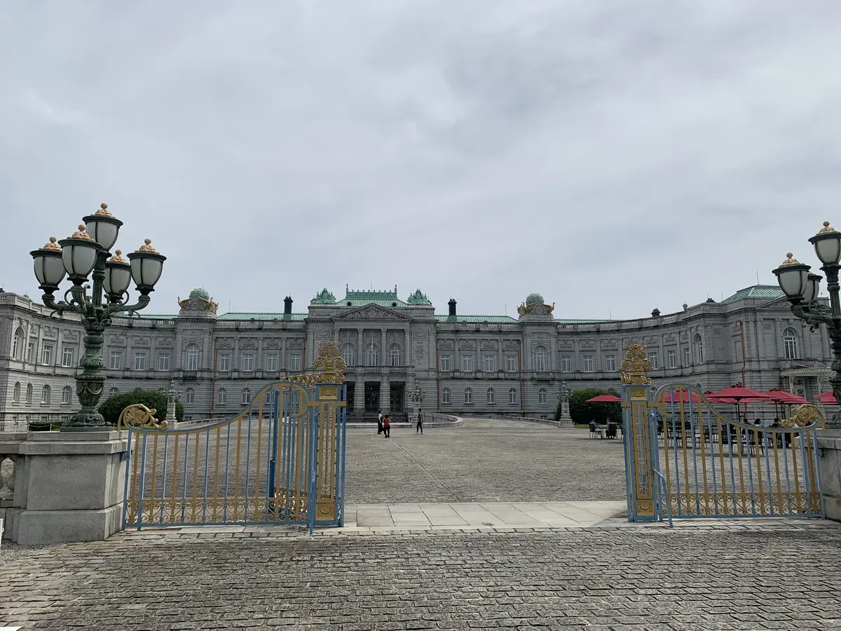 迎賓館　門と本館