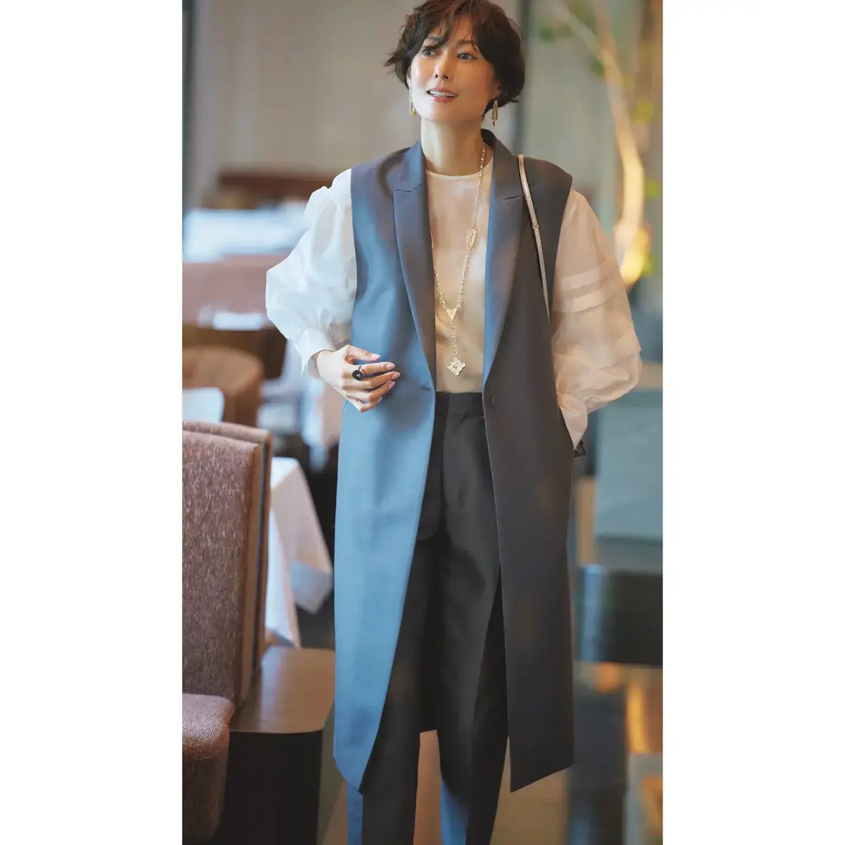 マスキュリンなロングジレ×ふんわり華やかブラウスのコンビで優美にスタイルアップ。最高気温12℃