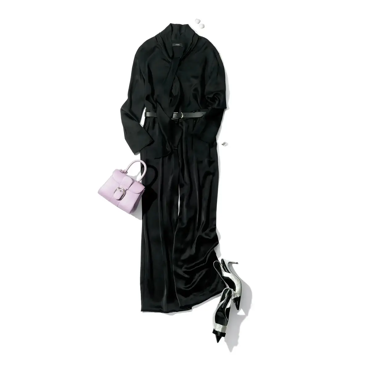 ビジネスパーティへは、華やかなオール黒で品格を放って