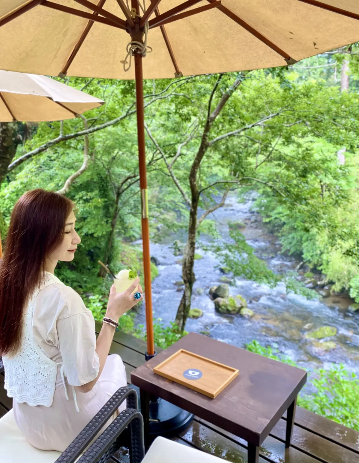 川沿いにデッキがあって川を眺めながらお茶出来ます