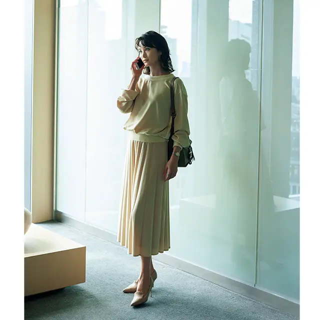 リュクスなシャンパンベージュの 輝きに、モヘア×サテンが効いて