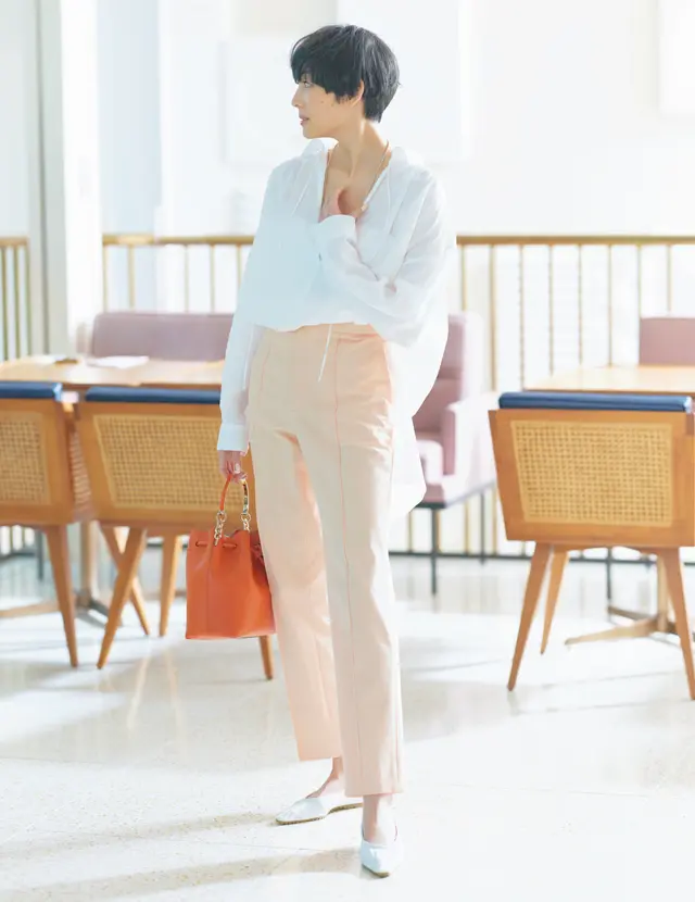 ふんわりとしたボリューム感がパンツスタイルをぐっと優美に