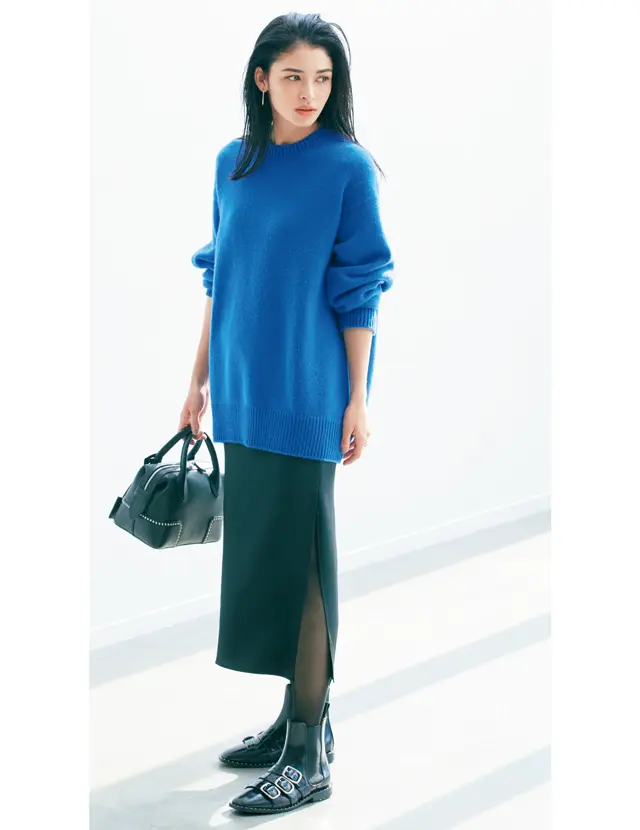 ボリュームニットをタイトスカートで着こなすアドリアナ