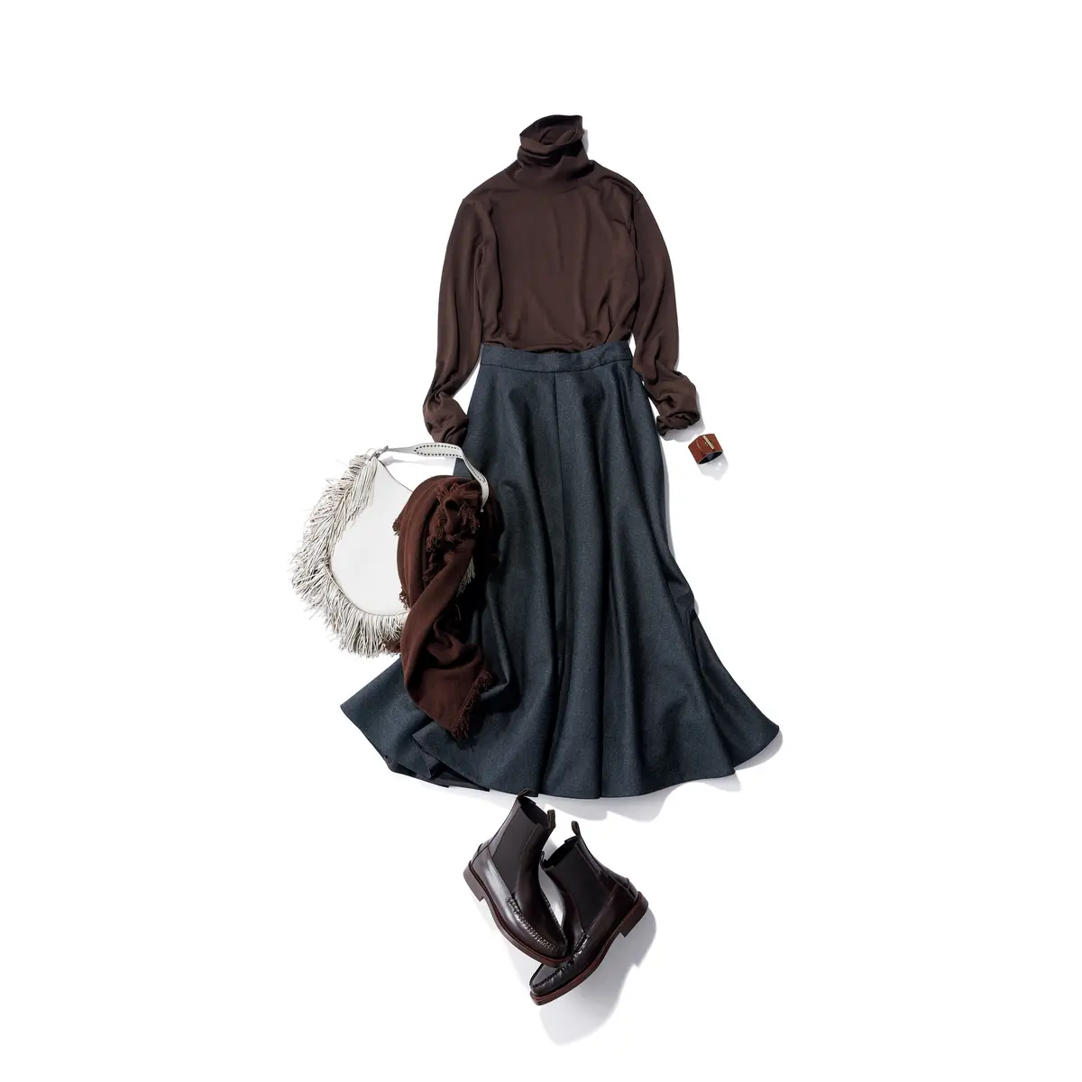 ブラウンタートルニットとネイビースカートのコーデ