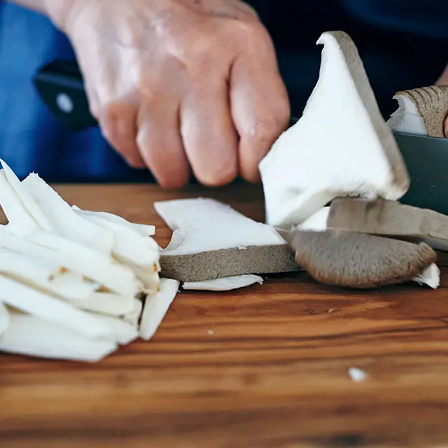 きのこの中で特にエリンギは切り方によって、味と 食感に変化をつけられる楽しい食材