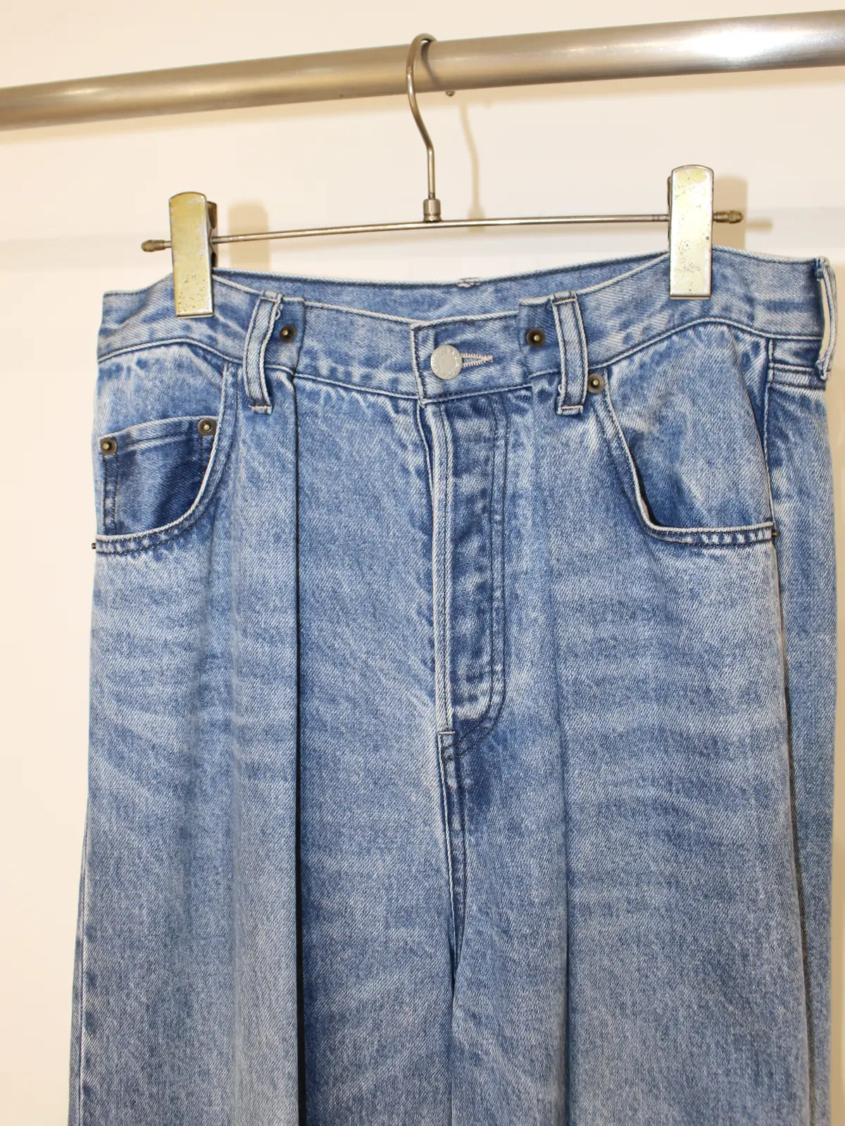 ウィムガゼット　ワイドデニムのウエストのタックやひげ加工