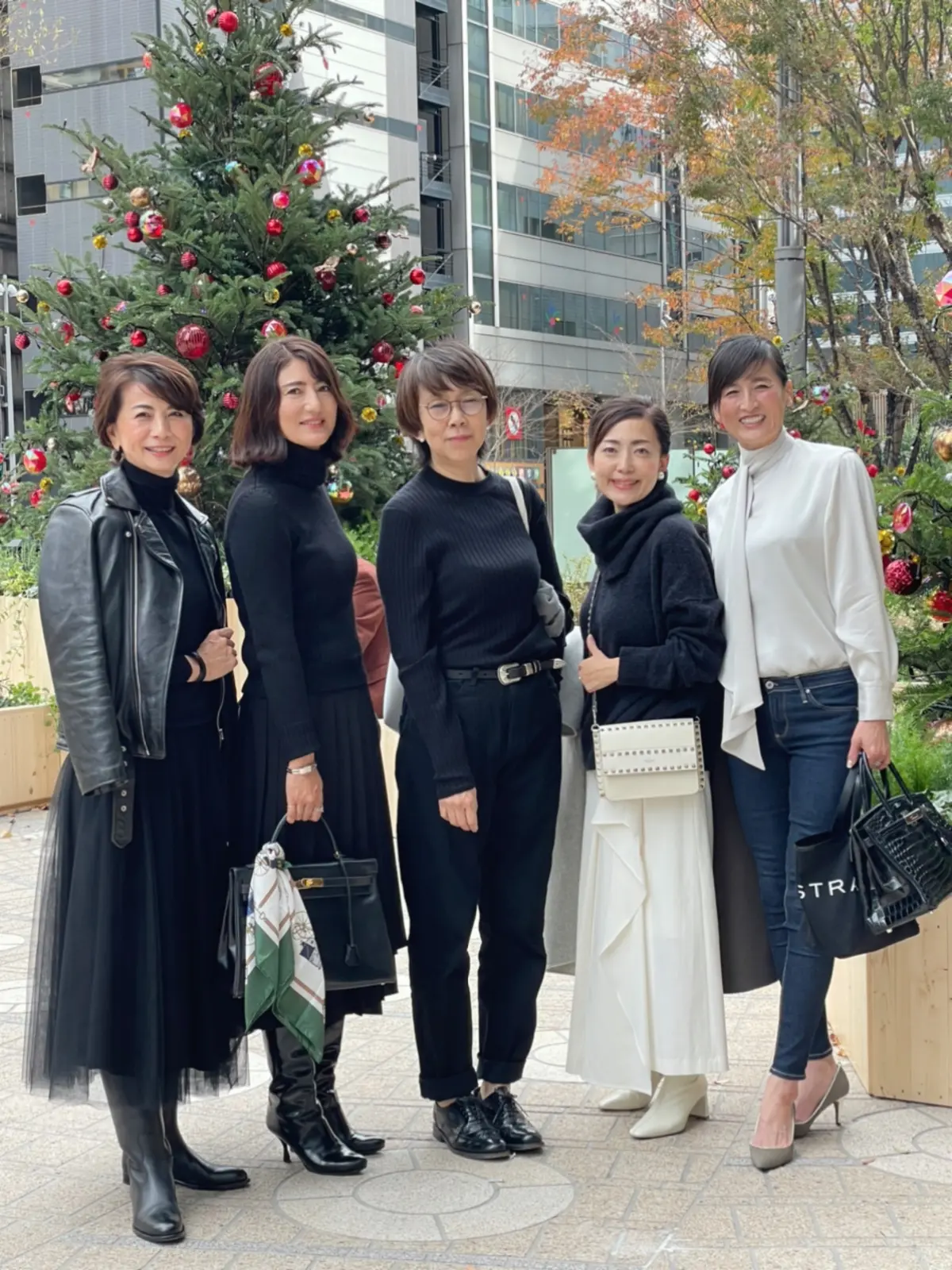 フェミニンなボウタイブラウスの画像_2