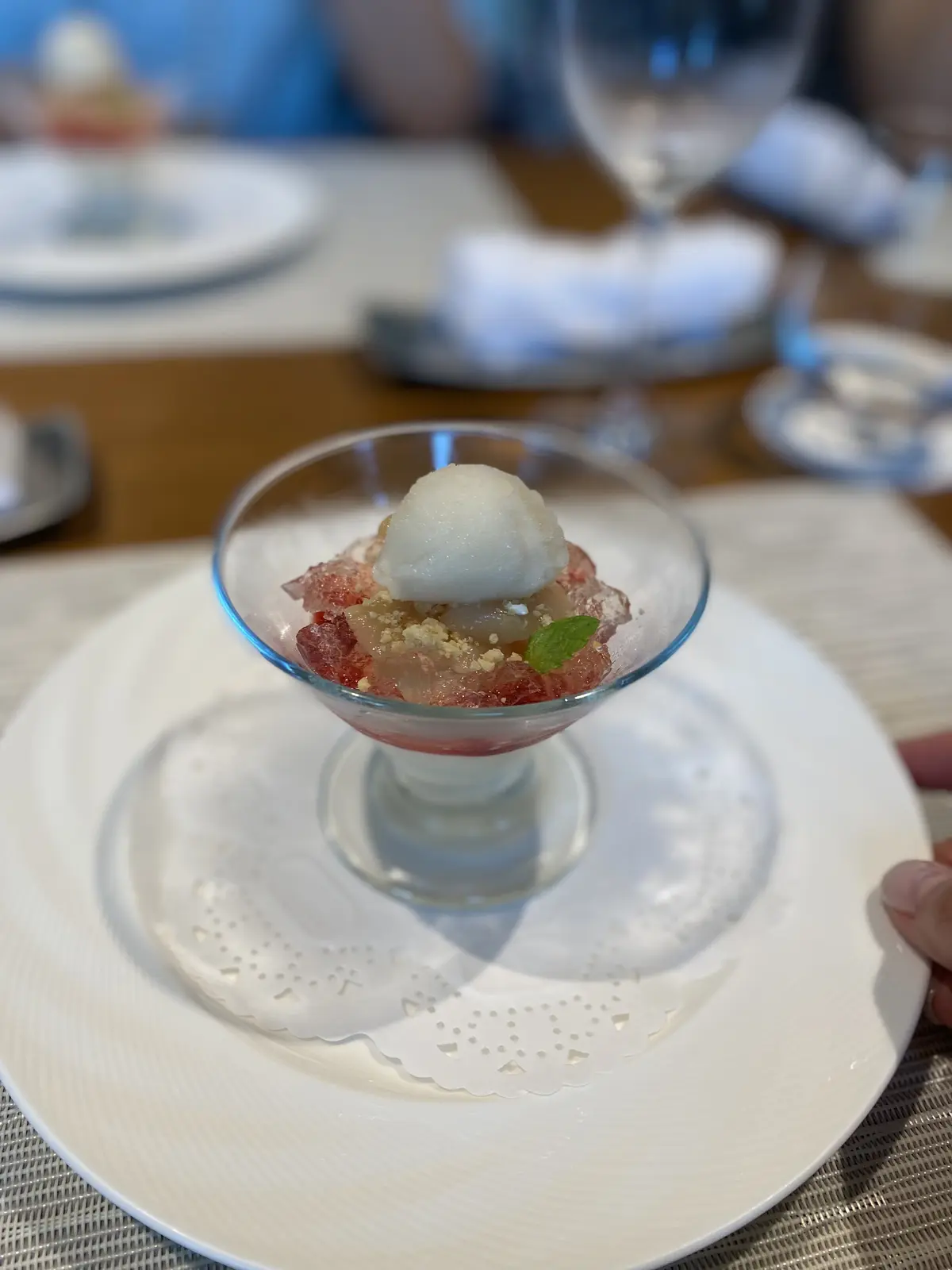 デザート ラズベリーと白桃のジュレ マスカルポーネクリーム添え