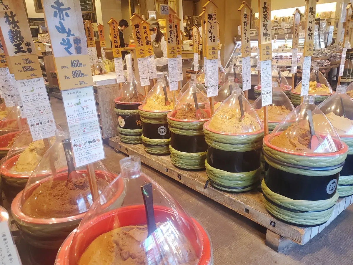 店内に並んだたくさんのお味噌。どれにしようか迷います。