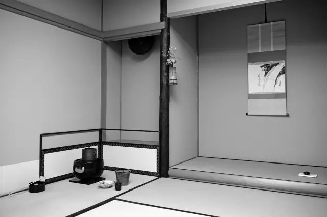 桜井先生が季節に合わせて軸や 花、茶道具を選んでいる