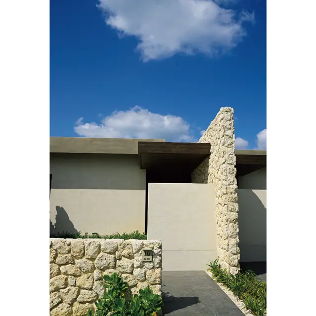 ヴィラ外観は、琉球石灰岩の壁と平らな陸屋根を組み合わせた構築的なデザイン。